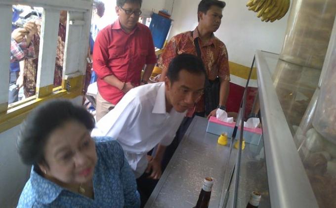 Jokowi Hapus Pajak Warteg. "Gede-gede Saja Banyak yang Belum"